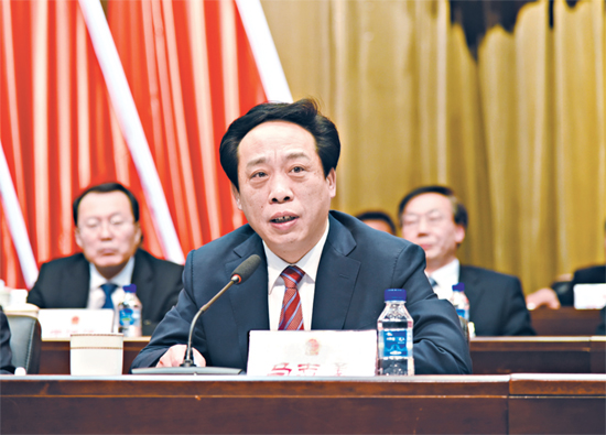 人大代表使用启拓（QITUO）QT-522系列会议话筒