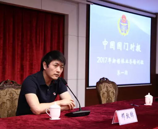 嘉宾使用启拓QT-U700D无线会议话筒