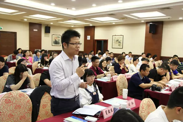 大会使用启拓QT-U700S无线手持话筒